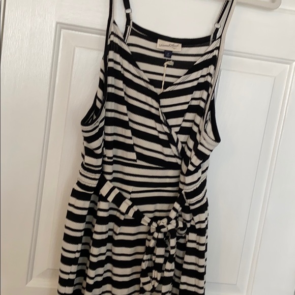 Universal Threads Black and white wrap dress - Picture 2 of 5